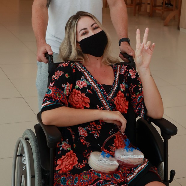 Carol Narizinho deixa hospital após lipo (Foto: Francisco Cepeda/AgNews)