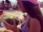 Irmã de Neymar espanta calor do Rio na praia e com água de coco