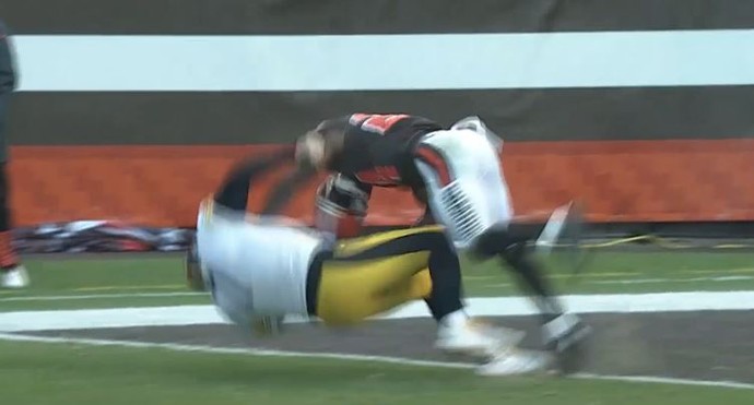 Jogadores de Steelers e Browns se desentendem perto de end zone (Foto: Reprodução/NFL)