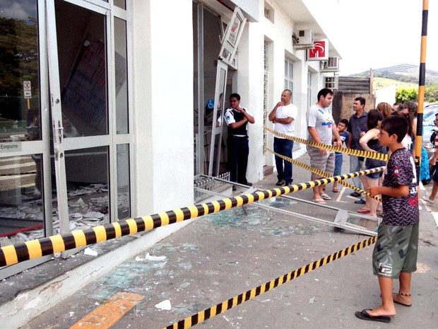 Agência está interditada após a explosão em Bom Jesus dos Perdões. (Foto: Eduardo Marcondes/TV Vanguarda)