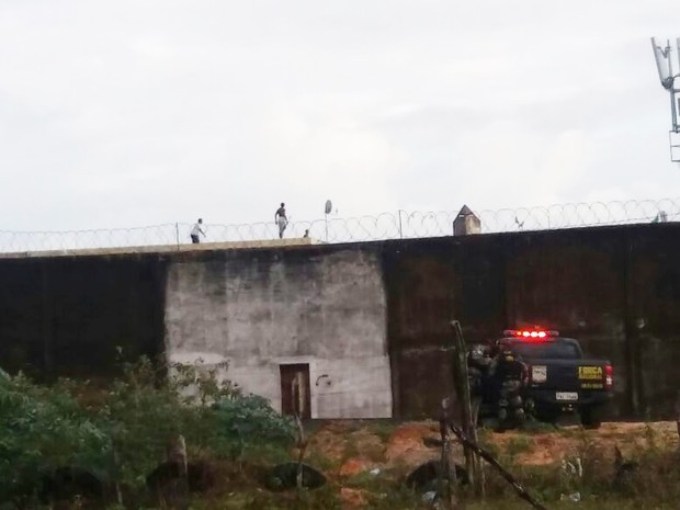 Presos continuam sobre os telhados da penitenciária  (Foto: Fred Carvalho/G1)