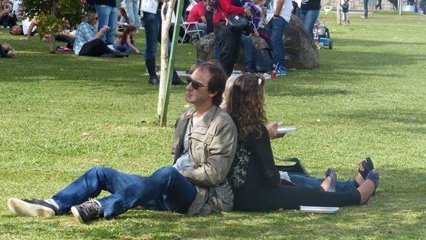 E quem preferiu relaxar na grama (Foto: Divulgação/RPC)