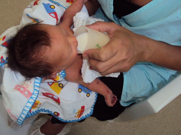  Bebês trocam mamadeiras por 'copinhos' em hospital no oeste da Bahia (Foto: Ascom/HO/Divulgação)