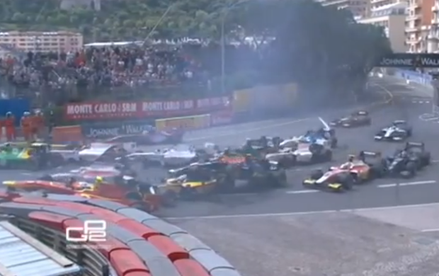Quatorze carros ficaram engavetados na primeira curva de Monte Carlo, na GP2 (Foto: Reprodução)