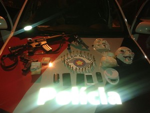 Material apreendido pela polícia em São José. (Foto: Divulgação/PM) Material apreendido pela polícia em São José. (Foto: Divulgação/PM)