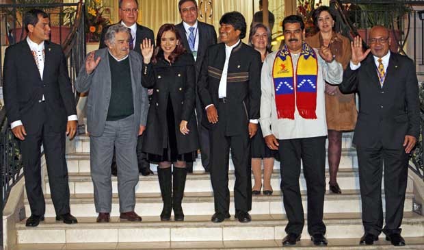 Os presidentes de Equador, Rafael Correa; Uruguai, José Mujica; Argentina, Cristina Kirchner; Bolívia, Evo Morales; Venezuela, Nicolas Maduro, e do Suriname, Desi Bouterse, em Cochabamba. (Foto: Juan Karita / AP Photo)