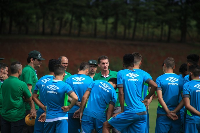 Sem grupo fechado, Vagner Mancini monta Chape similar ao último ano