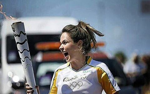 Ana Paula Renault conduz tocha olímpica (Foto: Reprodução/Instagram)