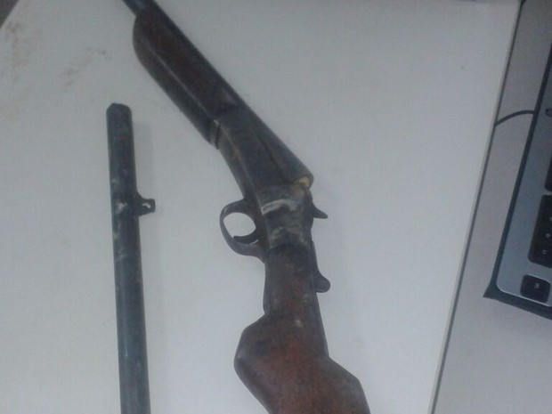 Espingarda, encontrada com o cano quebrado, teria sido usada para golpear a vítima (Foto: Divulgação/Polícia Civil)