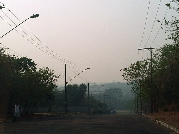 FumaÃ§a foi registrada na zona sul da capital  (Foto: Leandro TapajÃ³s/G1 AM)