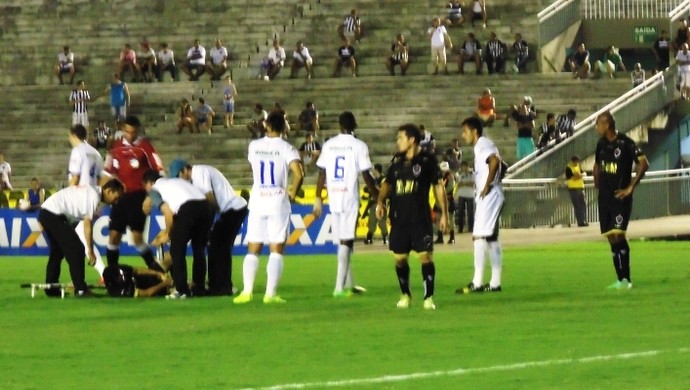 Samuel sai lesionado ainda no primeiro tempo de jogo (Foto: Divulgação / Botafogo-PB)