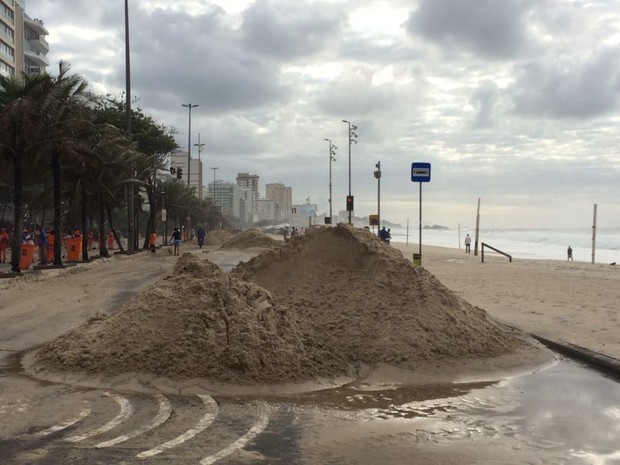 'Montanha' de areia é formada na pista da Avenida Delfim Moreira após ressaca (Foto: Fernanda Rouvenat/G1)