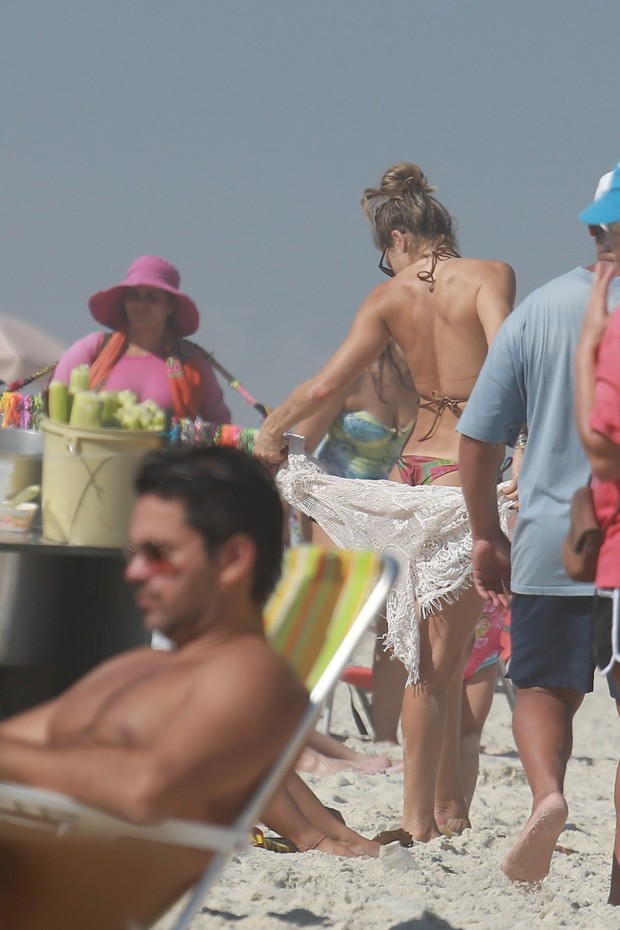 Grazi Massafera na praia com a filha Sofia (Foto: Dilson Silva/ AG. News) Grazi Massafera na praia com a filha Sofia (Foto: Dilson Silva/ AG. News)