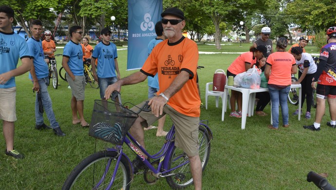 José Luiz aproveitou a tarde do sábado para pedalar (Foto: Ana Claudia)
