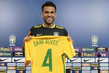 Daniel Alves posa com camisa 4 que usará contra a Argentina (Foto: Pedro Martins / MoWA Press)