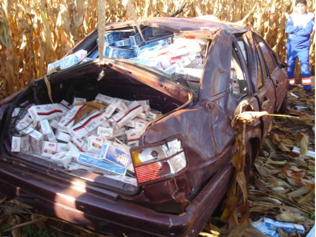 Carro estava com 500 pacotes de cigarros contrabandeados do Paraguai (Foto: Divulgação / PRE)