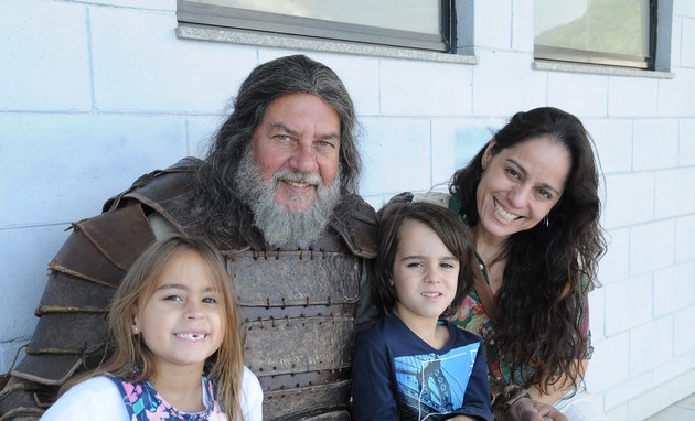 Paulo Cesar Grande com a família nos bastidores de 'A Terra Prometida' (Foto:  Munir Chatack/ Record)