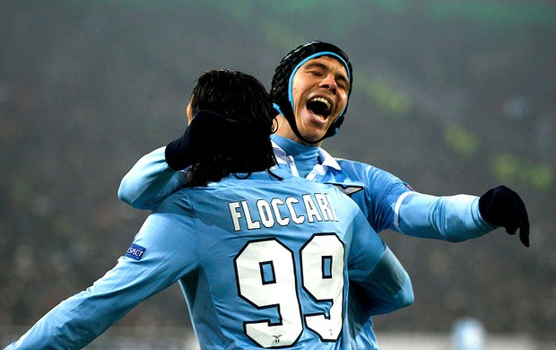 Hernane e Sergio Floccari comemoram gol no jogo do Lazio contra o Moenchengladbach (Foto: Reuters)