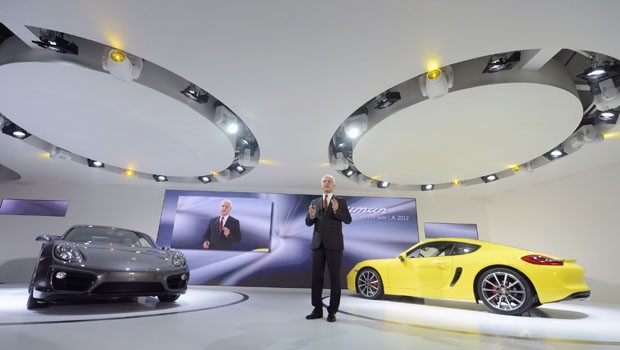 CEO da Porsche, Matthias Muller apresenta novo Cayman em Los Angeles (Foto: Phil McCarten/REUTERS)