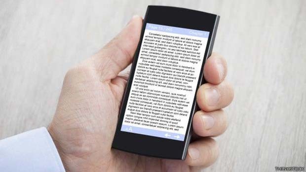 Usar o celular velho como e-book ajuda a economizar a bateria do novo em viagens  (Foto: ThinkStock/ BBC)