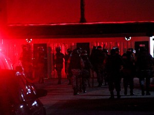 Batalhão de Choque entrou na cadeia por volta de 23h30 (Foto: Jamile Alves/G1 AM) Batalhão de Choque entrou na cadeia por volta de 23h30 (Foto: Jamile Alves/G1 AM)