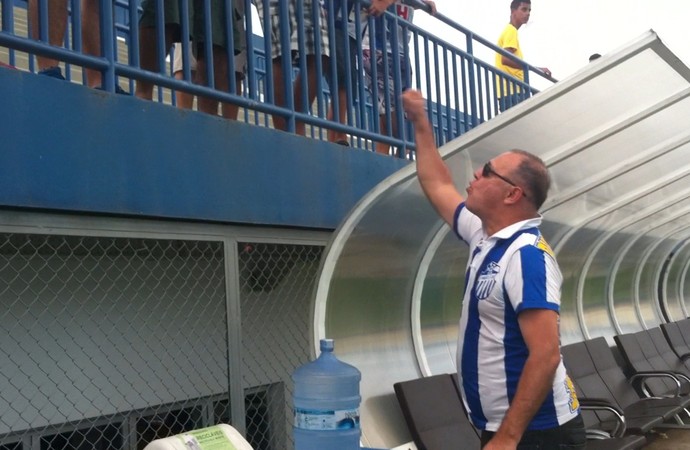 Presidente do Manaus FC veste camisa do São Raimundo e provoca Nacional (Foto: GloboEsporte.com)