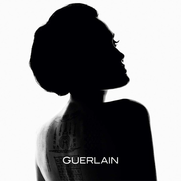Angelina Jolie na nova campanha para a marca francesa Guerlain (Foto: Reprodução / Instagram)