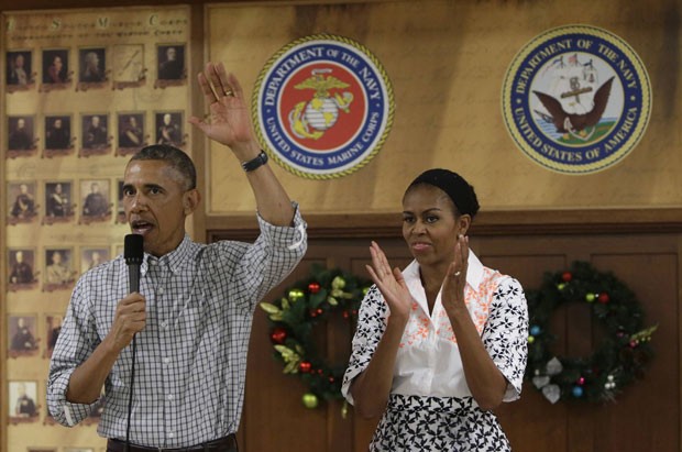 O presidente dos EUA, Barack Obama, ao lado da primeira-dama, Michelle Obama, falam a tropas de militares no Hava (Foto: Gary Cameron/Reuters)
