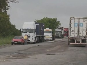 Caminhões parados trancam acesso ao Porto de Rio Grande (Foto: Reprodução/RBS TV)