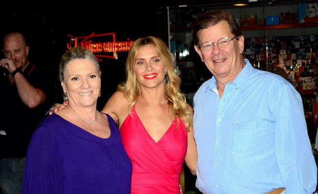 Carolina Dieckmann acompanhada de seus pais (Foto: Webert Belicio / Ag News )