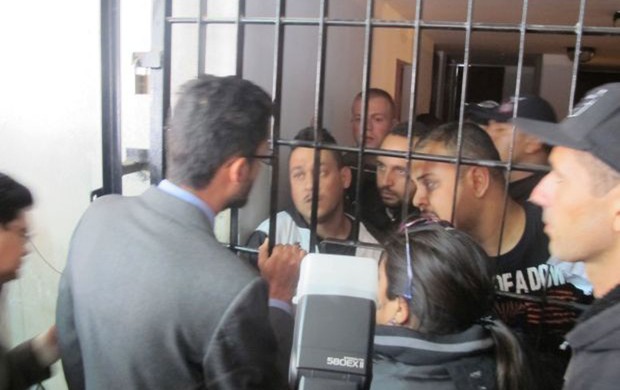 corinthians torcedores presos bolivia (Foto: Diego Ribeiro)