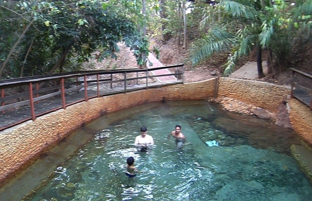 Piscinas com águas termais são atrativos durante qualquer hora do dia (Foto: Reprodução/TV Anhanguera)