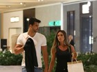 Nicole Bahls e Marcelo Bimbi vão às compras em shopping