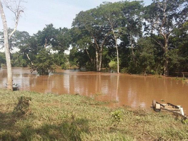 Volume de chuvas gerou elevação dos níveis de rios e córregos, provocando enchentes que isolaram famílias na zona rural. (Foto: Divulgação/Defesa Civil)