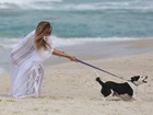 Ellen Jabour passeia em praia com cãozinho, mas o bicho se assusta!