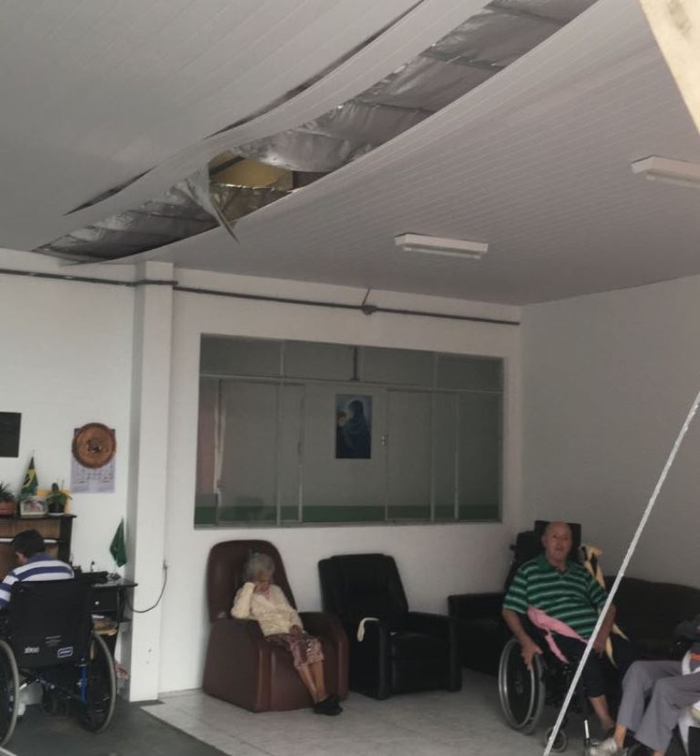Asilo de Blumenau foi destelhado pelo temporal (Foto: Defesa Civil/Divulgação)