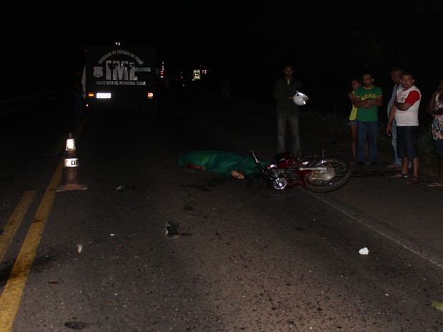 Corpos ficaram caídos no meio da pista  (Foto: Ellyo Teixeira/G1)