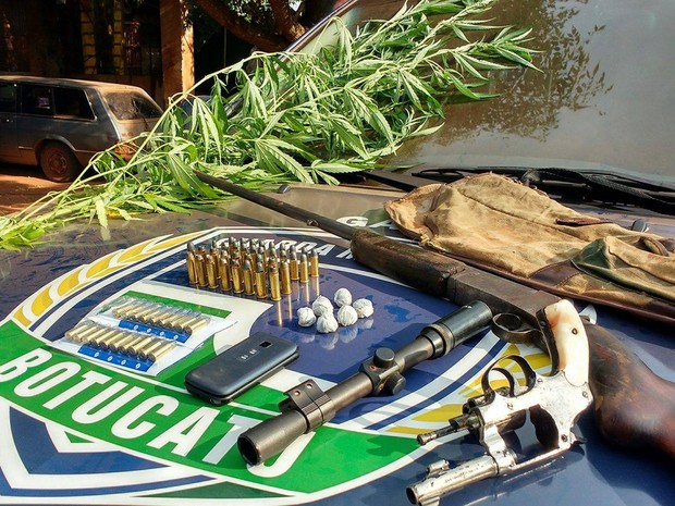 Armas, munições e drogas foram apreendidas na zona rural de Botucatu (SP) (Foto: Guarda Civil Municipal/Divulgação)
