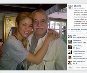 Shakira postou foto em que aparece abraçada a Gabriel García Márquez (Foto: Reprodução/Instagram/Shakira)