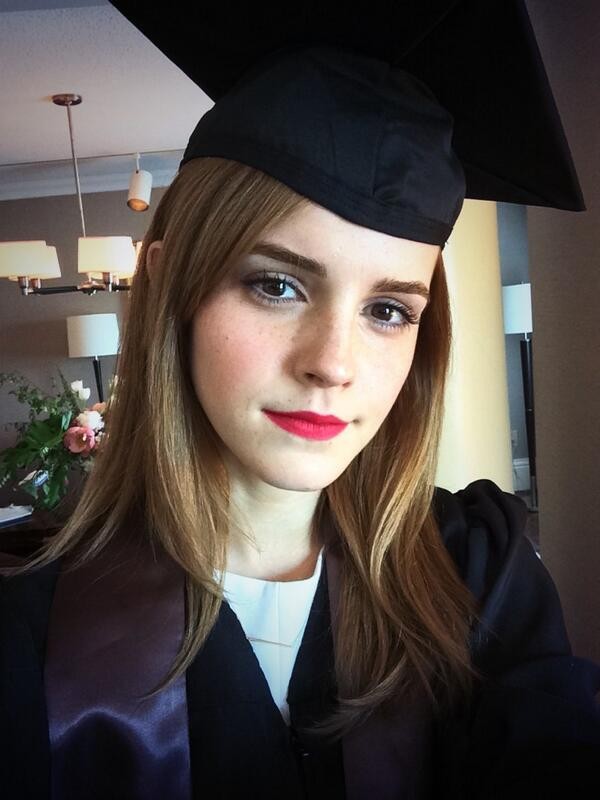 Emma Watson se forma em Literatura Inglesa (Foto: Reprodução/Twitter)