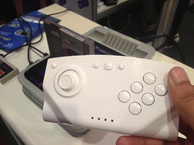 Controle do Retron 5, que rodará jogos de dez consoles, como Super Nintendo, Mega Drive e Gameboy. (Foto: Helton Simões Gomes/G1)