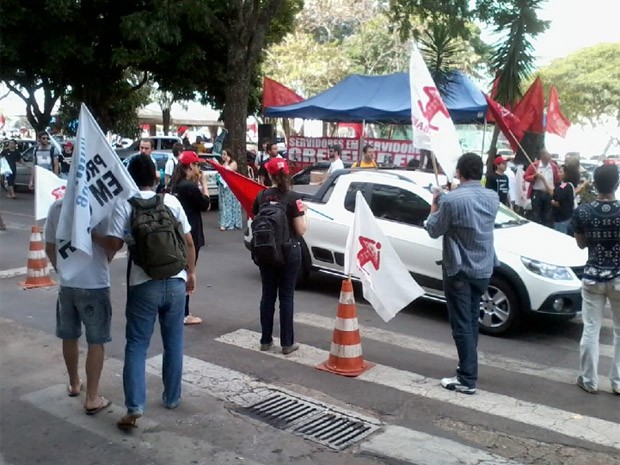 Professores em greve protestam em frente ao Ministério do Planejamento (Foto: Vitor Matos / G1)