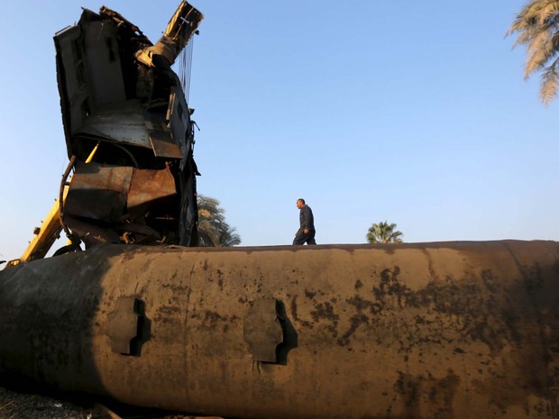 Trem tombou nesta quinta-feira (11) no Egito após se chocar com uma barreira (Foto: REUTERS/Mohamed Abd El Ghany) Trem tombou nesta quinta-feira (11) no Egito após se chocar com uma barreira (Foto: REUTERS/Mohamed Abd El Ghany)