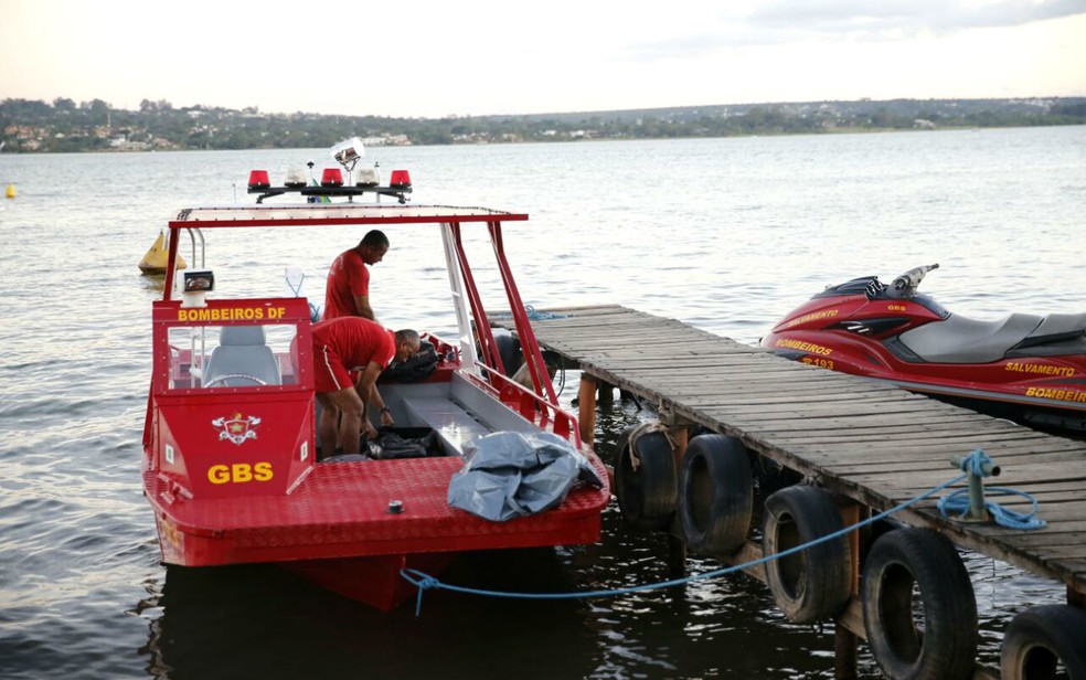 Bombeiros resgatam corpo de bebê encontrado morto no Lago Paranoá, em Brasília (Foto: Corpo de Bombeiros/Divulgação)