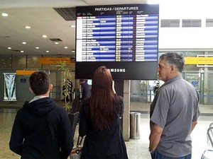 Consultora de negócios Franciele Custódio não consegue embarcar no Aeroporto Internacional de Viracopos, em Campinas (Foto: Luciano Calafiori/G1 Campinas)