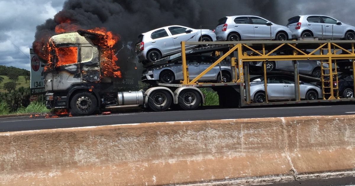 G1 Caminhão cegonha pega fogo na BR 050 entre Uberaba e Uberlândia