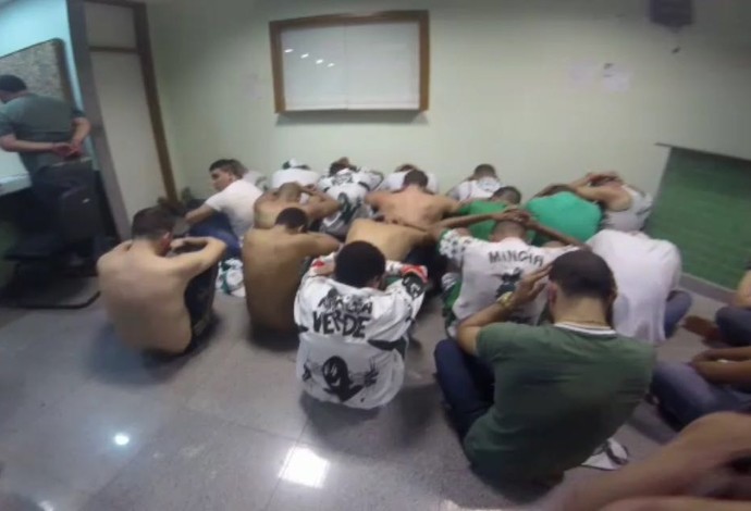 Torcedores palmeirenses na delegacia de Brasília (Foto: Divulgação/PMDF)