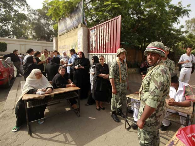 Egípcios esperam par votar no Cairo. (Foto: Mohammed Salem / Reuters)