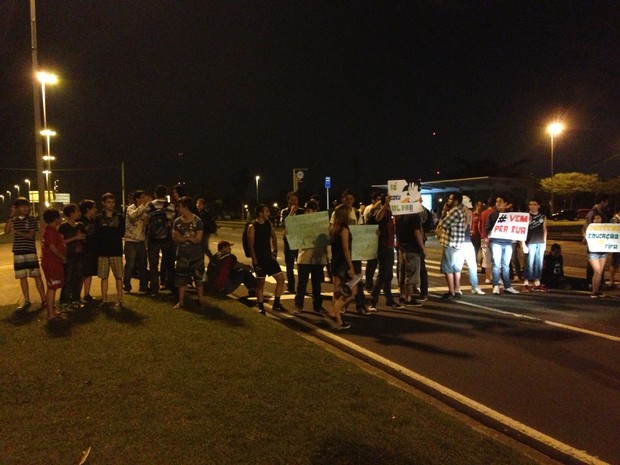 G1 Manifestantes interditam avenida em frente à Prefeitura de