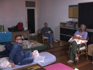 Professores dormiram na reitoria e pedem negociação com o reitor (Foto: Reprodução/TV Paraíba)
